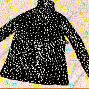 Nice black and white turtle neck size:large brand:investment